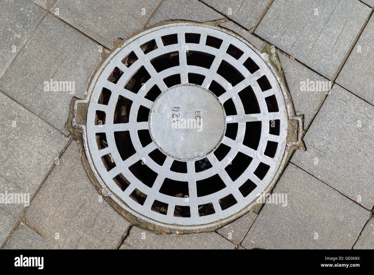 Metallo perforato il coperchio dello sportello che copre la tecnologia pit per le linee sotterranee Foto Stock