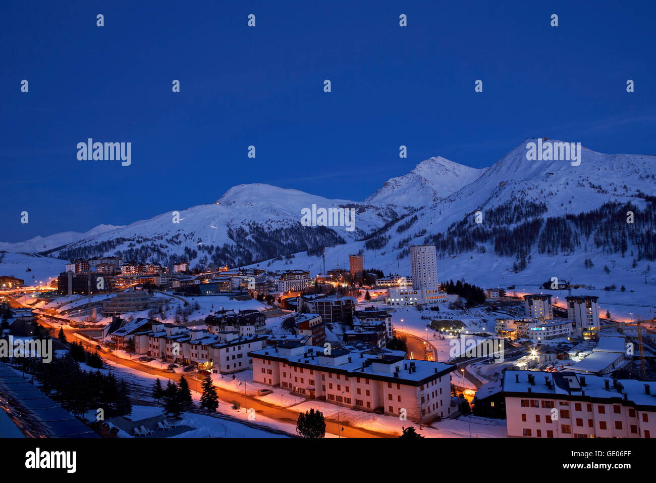 Geografia / viaggi, Italia, Sestriere village ski ressort di notte in inverno, Additional-Rights-Clearance-Info-Not-Available Foto Stock