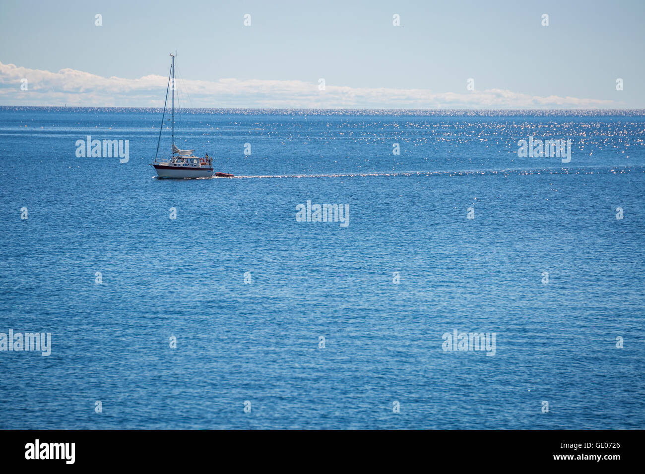 Barca a vela sul mare con un parzialmente nuvoloso sky. Foto Stock