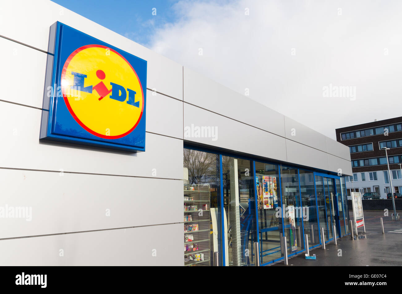 OLDENZAAL, Paesi Bassi - 22 novembre 2015: supermercato Lidl. La società è attiva in un gran parte dell'Europa, con circa 8000 Foto Stock