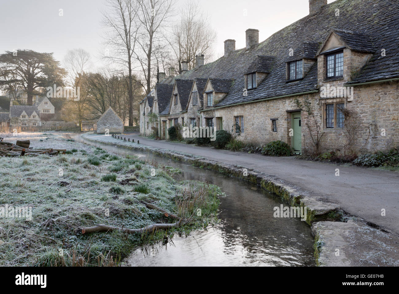 Arlington Row Cotswold cottage in pietra sul gelido inverno mattina, Bibury, Cotswolds, Gloucestershire, England, Regno Unito Foto Stock