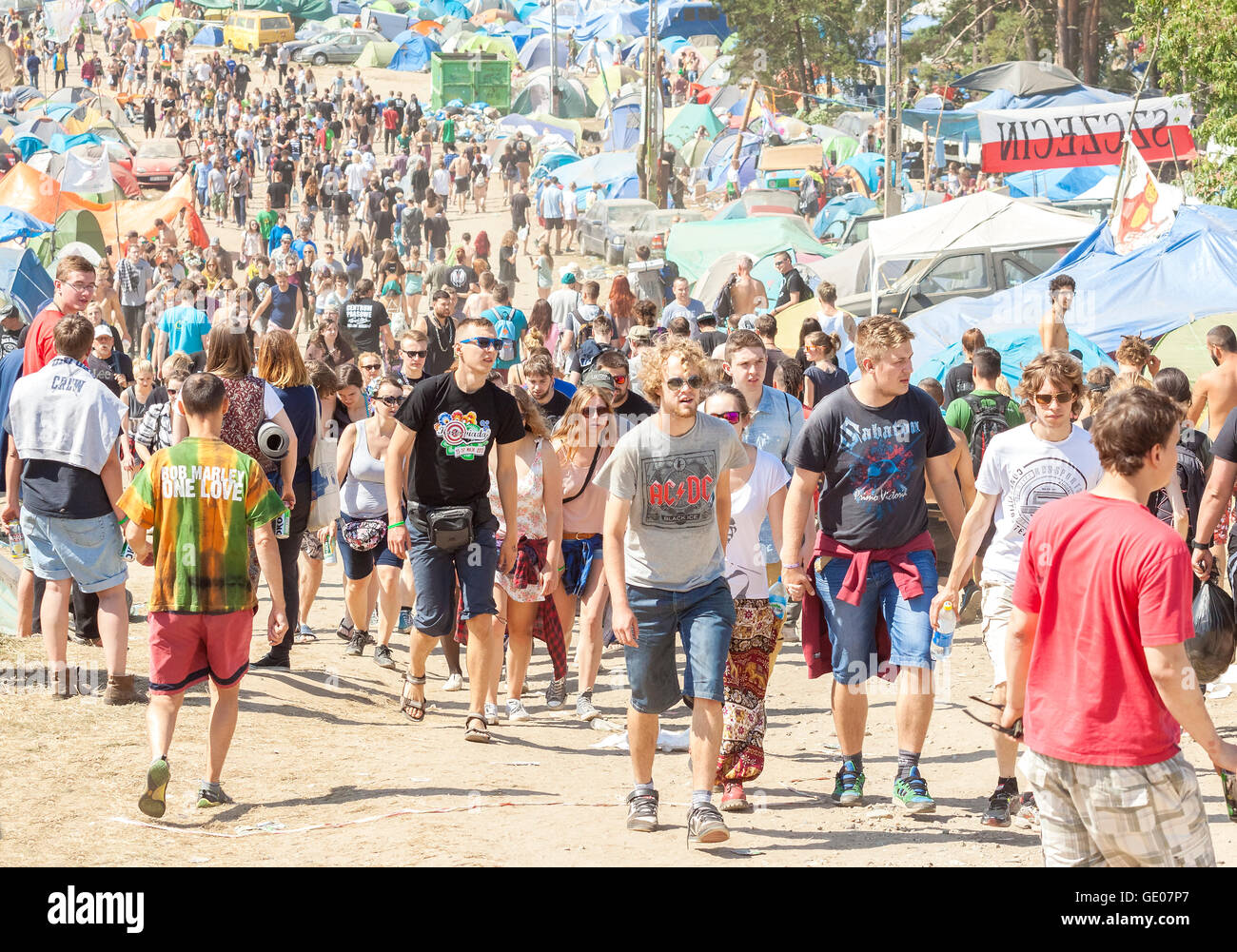 La gente camminare tra i festival attrazioni del XXI festival di Woodstock in Polonia. Foto Stock