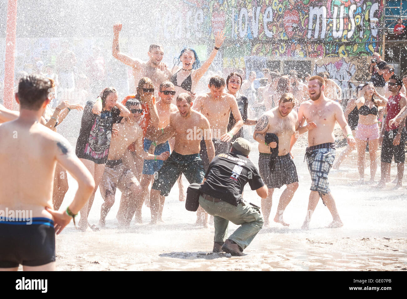 Fotografo di scattare una foto di persone che giocano nel fango durante il XXI festival di Woodstock Foto Stock