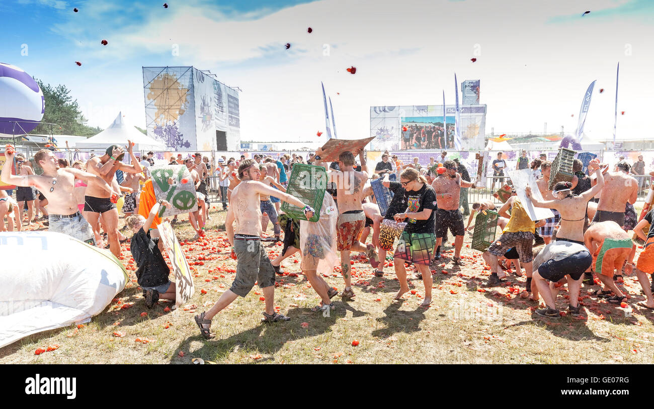 Lotta di pomodoro sul XXI festival di Woodstock Polonia (Przystanek Woodstock). Foto Stock