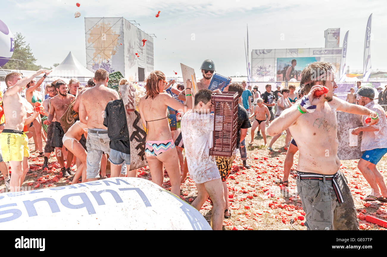 Lotta di pomodoro sul XXI festival di Woodstock Polonia (Przystanek Woodstock). Foto Stock