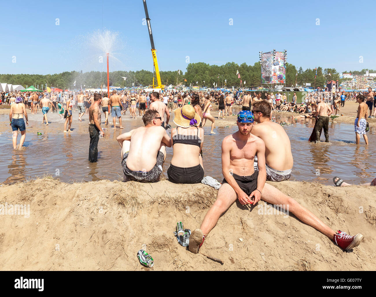 Giovane uomo in appoggio presso la piscina di fango durante il XXI festival di Woodstock in Polonia. Foto Stock