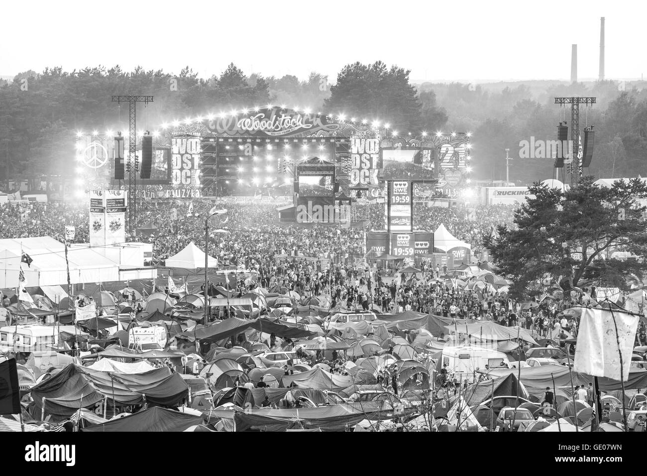 Immagine in bianco e nero del palco principale e tende al XXI festival di Woodstock in Polonia. Foto Stock
