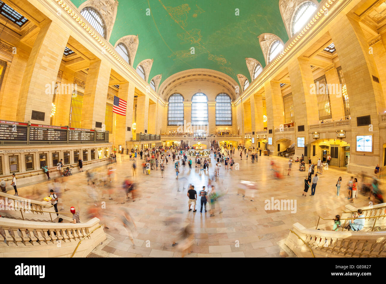 New York, Stati Uniti d'America - Agosto 15, 2015: obiettivo Fisheye foto di pendolari in Grand Central Terminal sala principale durante la giornata. Foto Stock