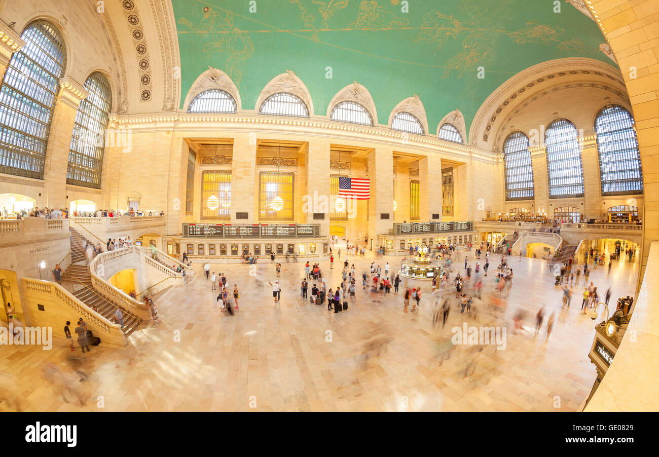 Obiettivo Fisheye foto di persone e pendolari in Grand Central Terminal hall principale. Foto Stock