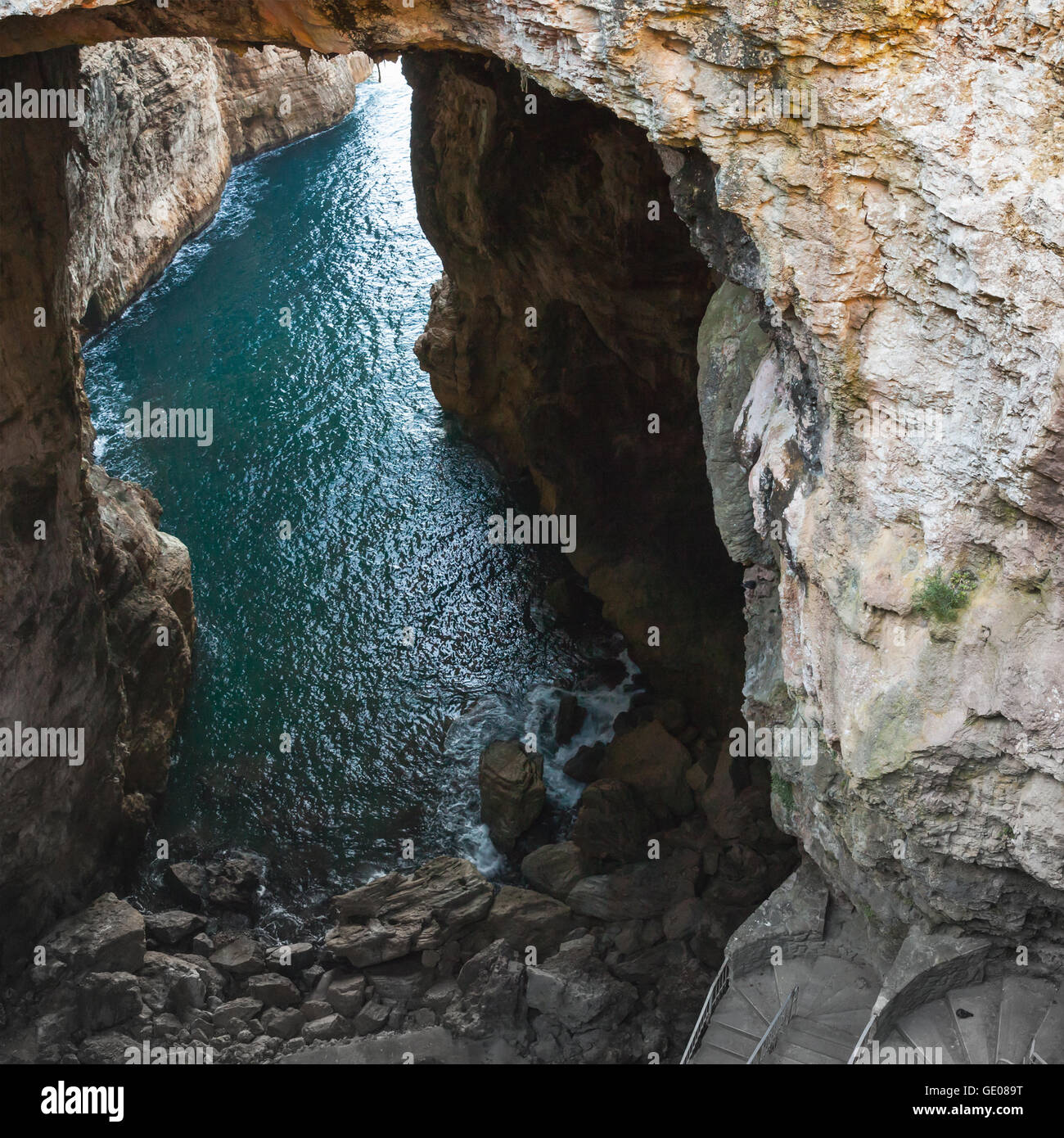 Square paesaggio della Grotta del Turco. Si tratta di una grotta popolare che termina direttamente in mare. Gaeta, Italia Foto Stock