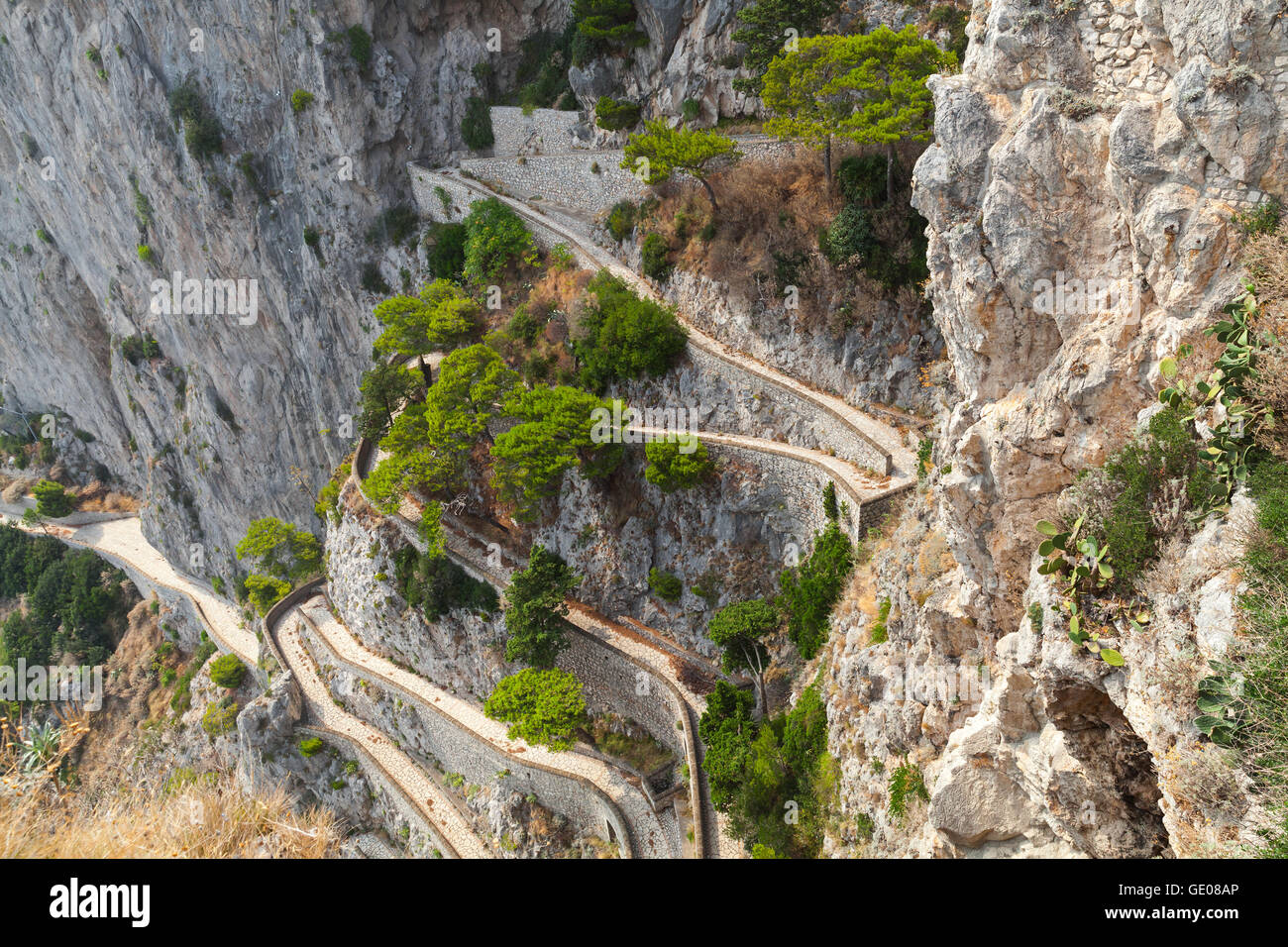 Vuoto vecchia strada di montagna sulla isola di Capri, Italia Foto Stock