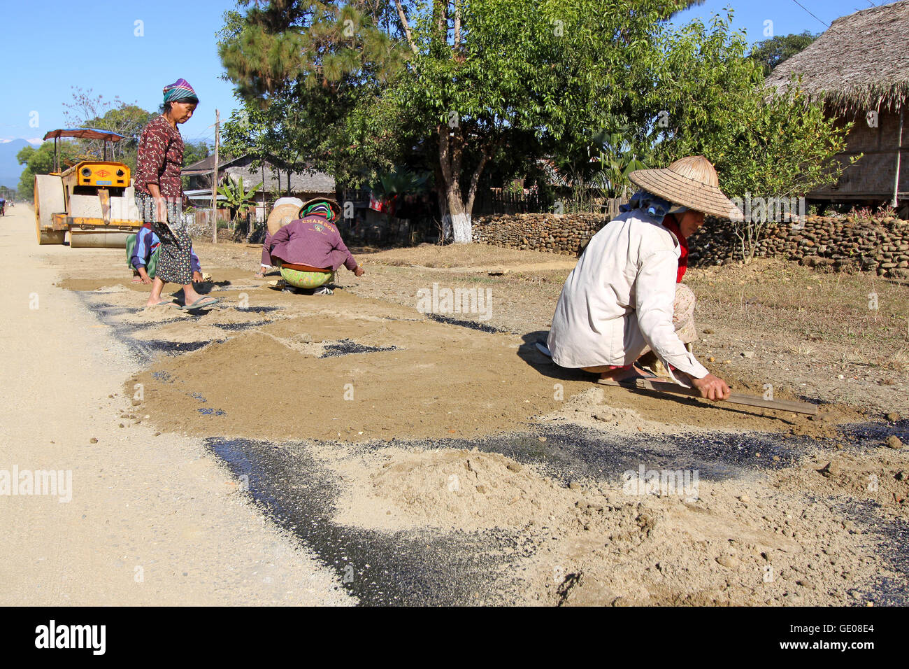 La popolazione locale durante la costruzione di strade, 2 gennaio 2010, Putao, Myanmar (Birmania). Foto Stock