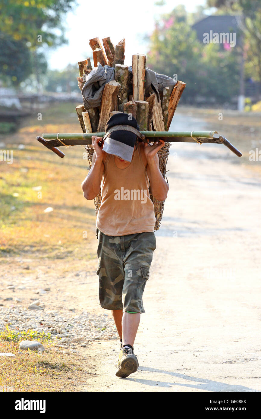 Supporto di legno con carico, porter in remoto villaggio in Putao, Myanmar. Foto Stock