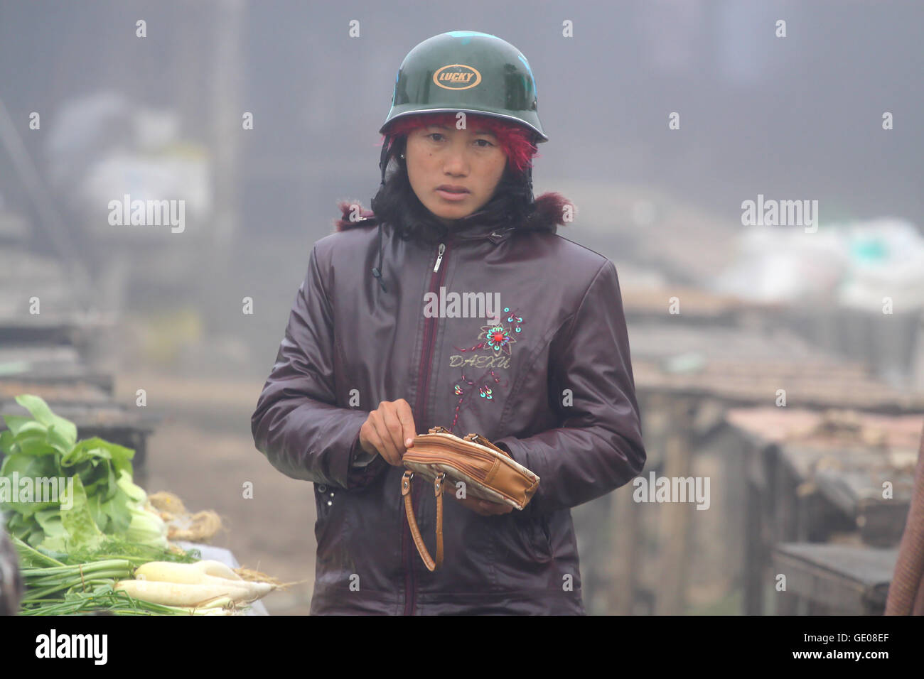 Donna acquistare verdure presso il locale mercato alimentare in Putao. Foto Stock