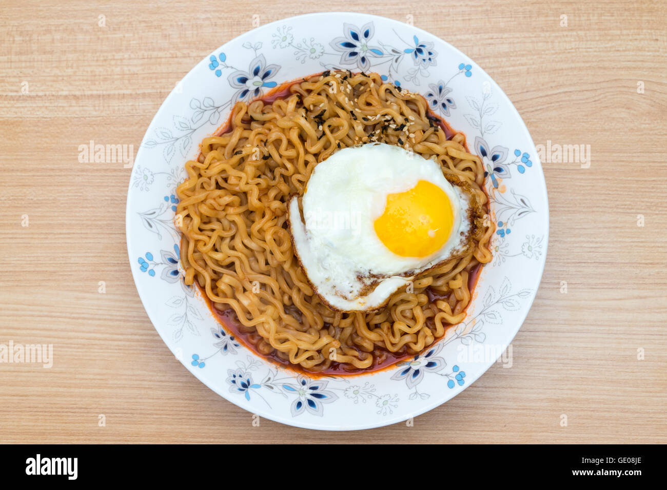 Il coreano noodles(Ramen) nel vaso di fiori su un tavolo di legno. Foto Stock