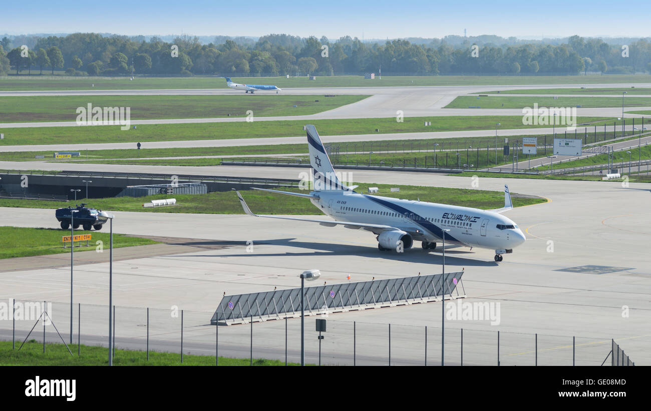 Compagnia aerea israeliana El Al aereo è atterrato in aeroporto internazionale e rullaggio da pista al terminale accompagnato dalla sicurezza del veicolo Foto Stock