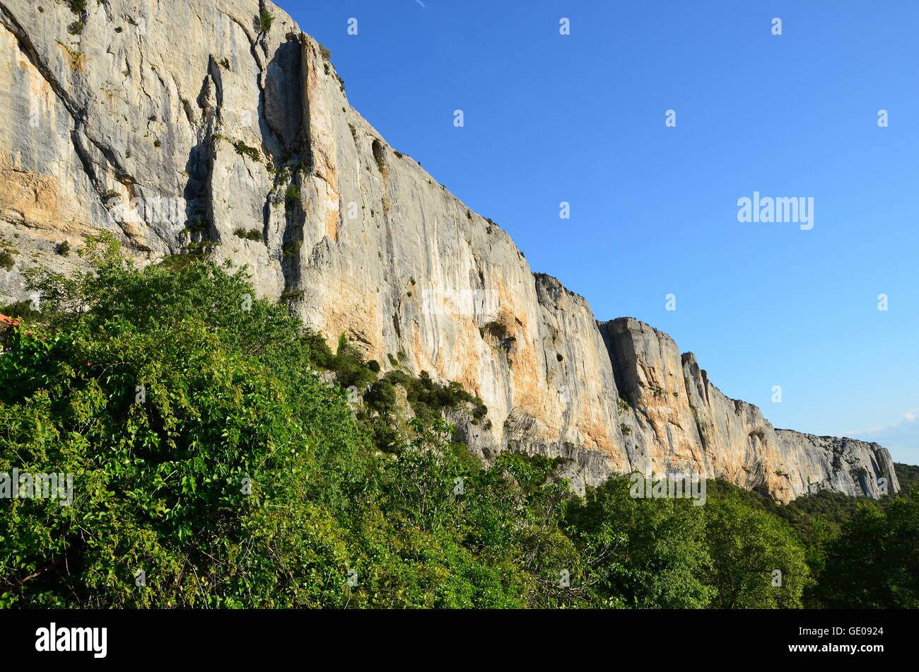 Geografia / viaggi, Francia Provenza, Lioux, lunga 700 m e 100 m alto scoglio Additional-Rights-Clearance-Info-Not-Available Foto Stock