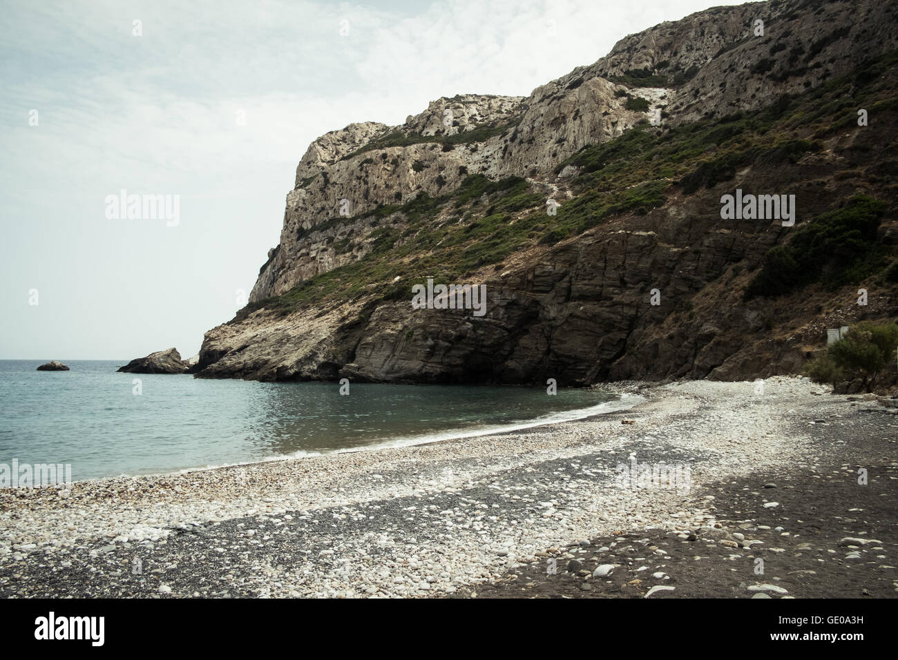 Acqua blu e la spiaggia rocciosa sulla costa di Naxos Grecia Foto Stock