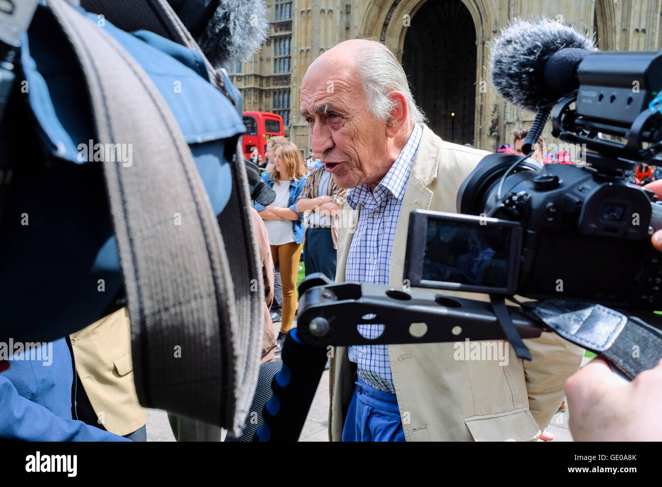 Il generale Sir Mike Jackson è stato intervistato per le notizie televisive, Westminster, Londra, Regno Unito Foto Stock