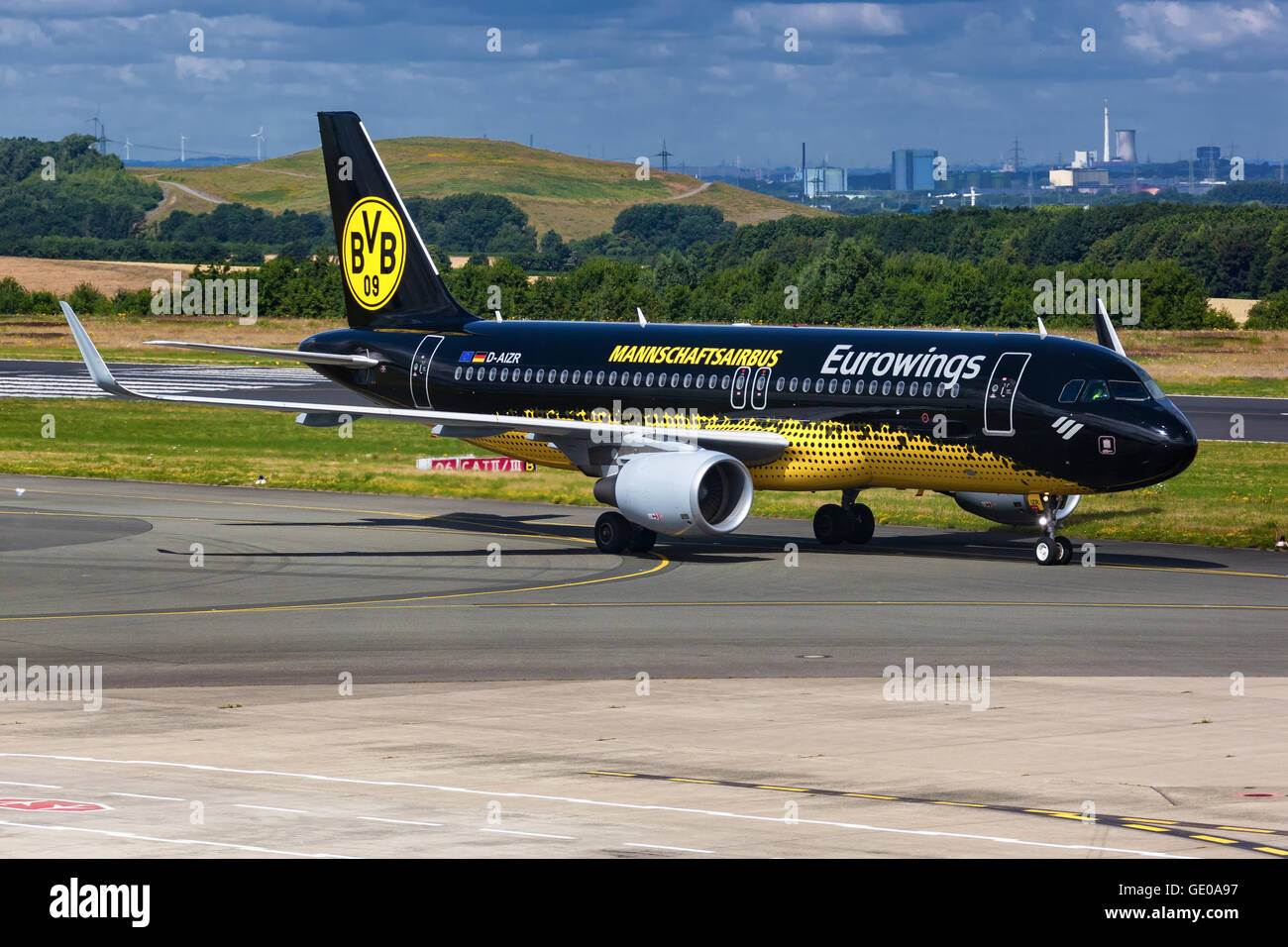 Primo arrivo per il nuovo colorato Borussia Dortmund 'Mannschaftsairbus' Airbus A320 di Eurowings a Dortmund Airport! Foto Stock