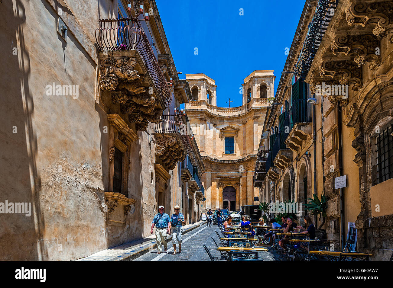 Italia Sicilia Noto - Via Nicolaci - wth vista del Palazzo Nicolaci di Villadorata; sullo sfondo la chiesa di Montervergini Foto Stock