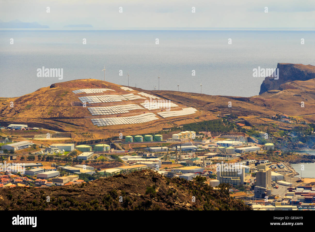 Pannelli solari collocati sul punto est dell'isola di Madeira, Portogallo Foto Stock