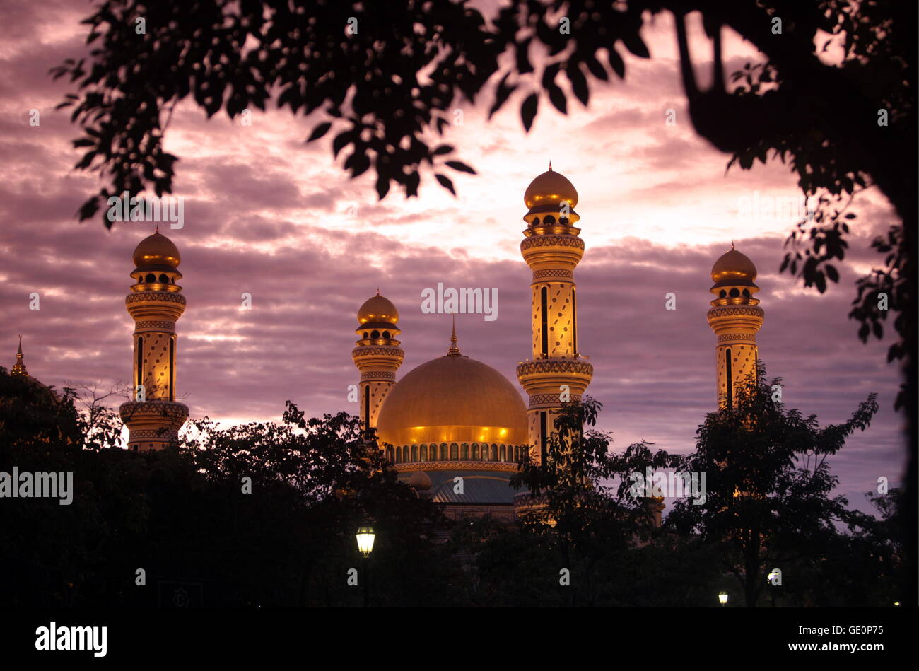 Die Jame Asr Hassanal Bolkiah Moschee im Zentrum der Hauptstadt Bandar Seri Begawan im Koenigreich Brunei Darussalam auf Borneo Foto Stock