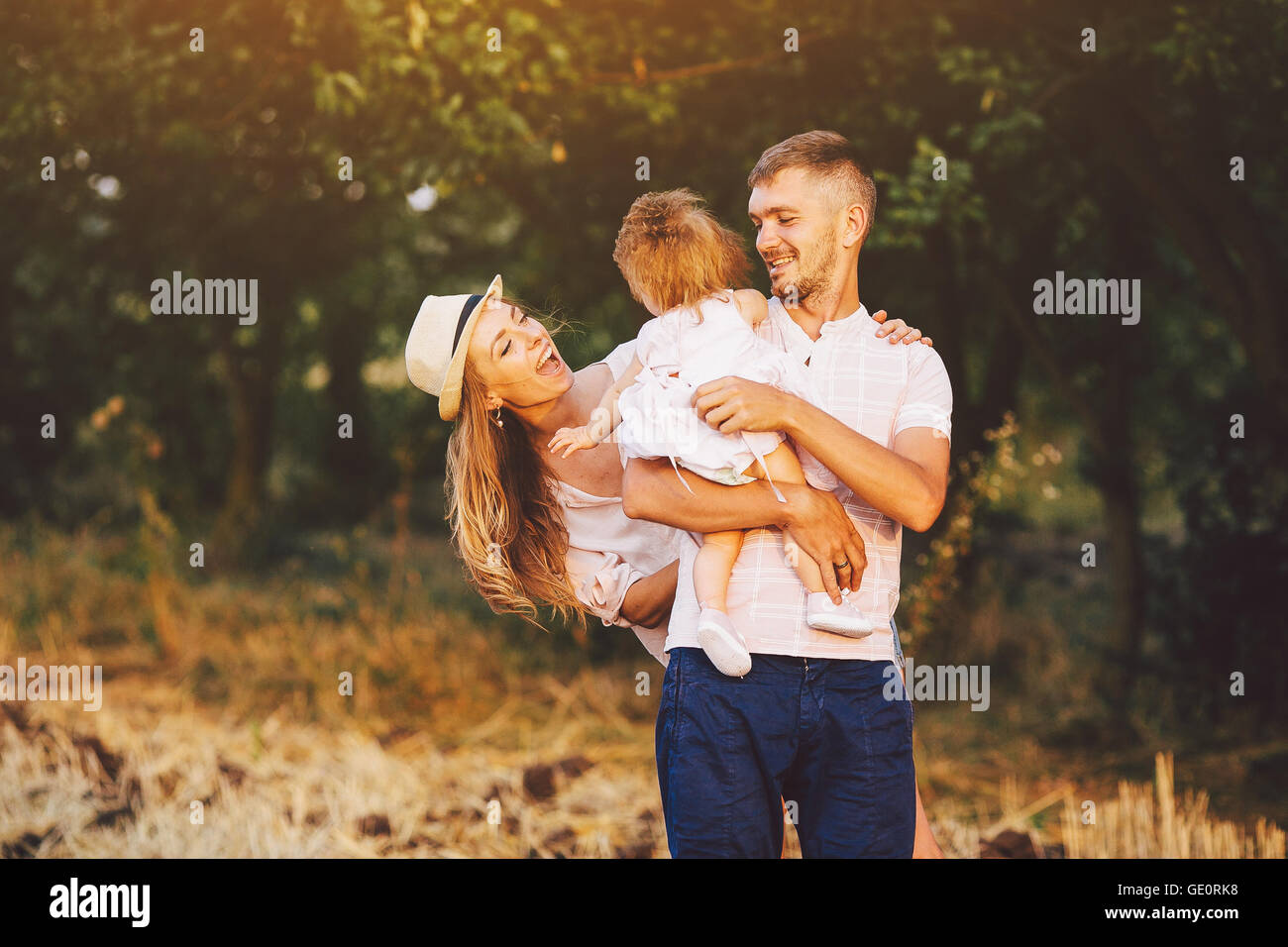 Padre, madre e figlia nel parco Foto Stock