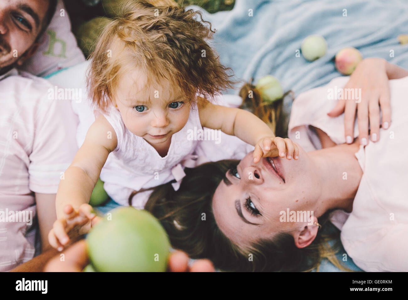 Padre, madre e figlia nel parco Foto Stock