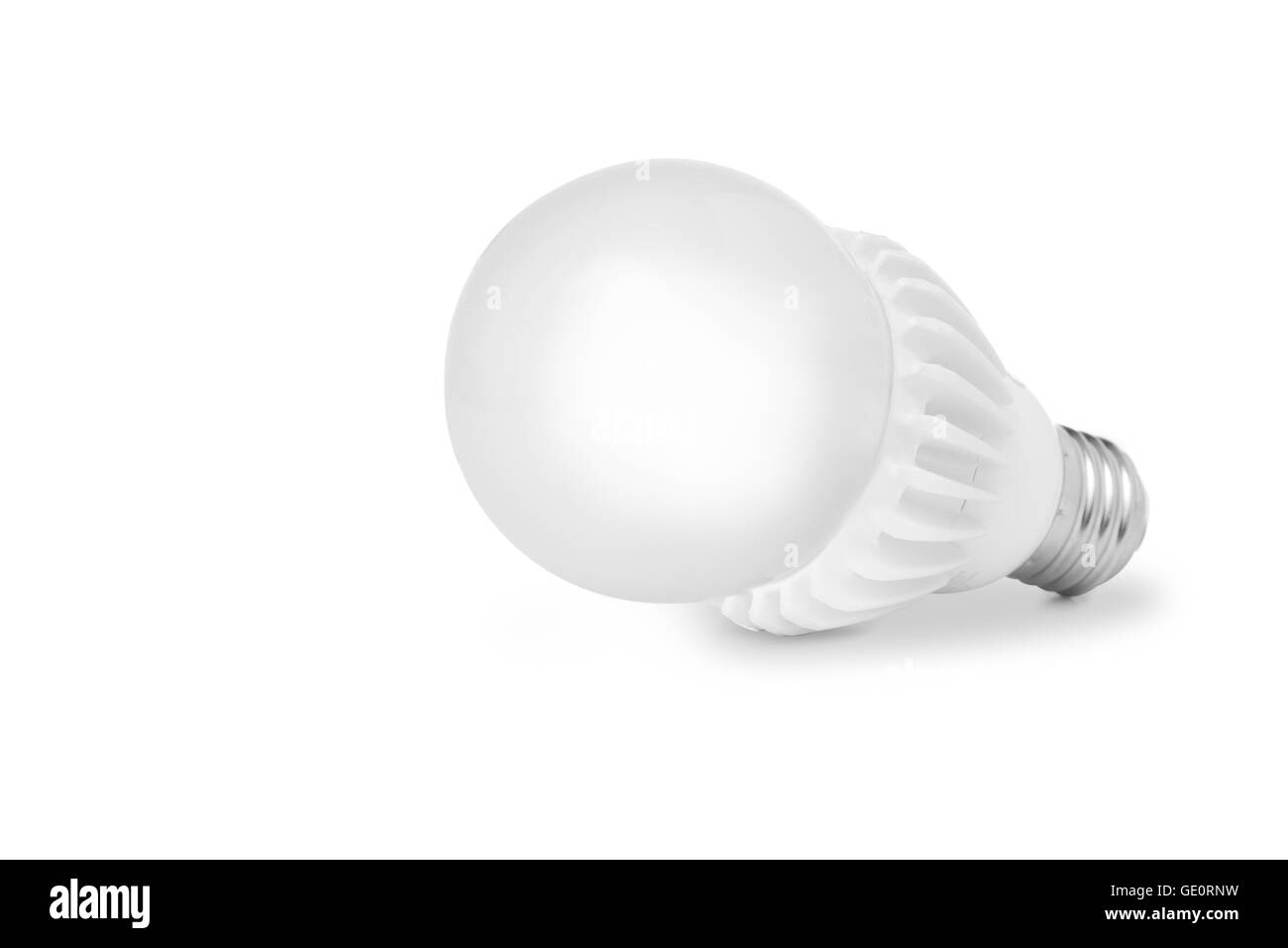 Illuminata la lampadina a LED su sfondo bianco Foto Stock