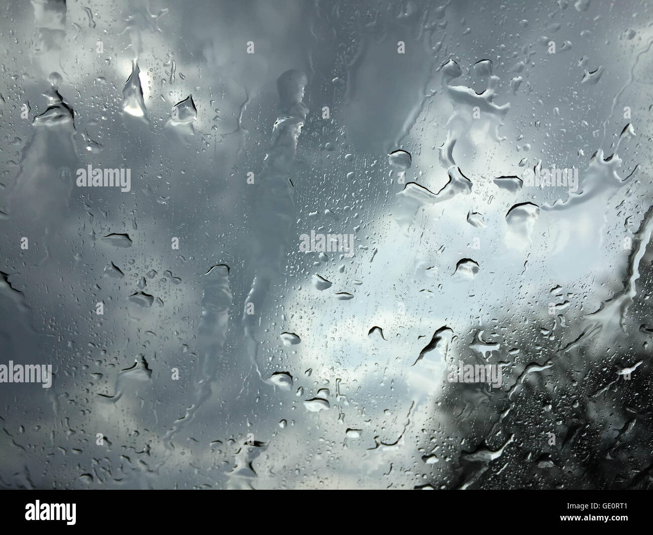 Acqua di pioggia sul parabrezza della vettura Foto Stock