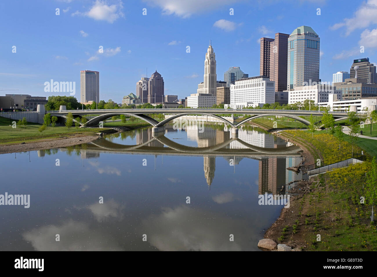Immagine di panorama di Columbus Ohio Skyline negli Stati Uniti mostra sky raschiatori sulle rive del fiume Scioto grande riflessioni del ponte e edifici sul fiume Foto Stock