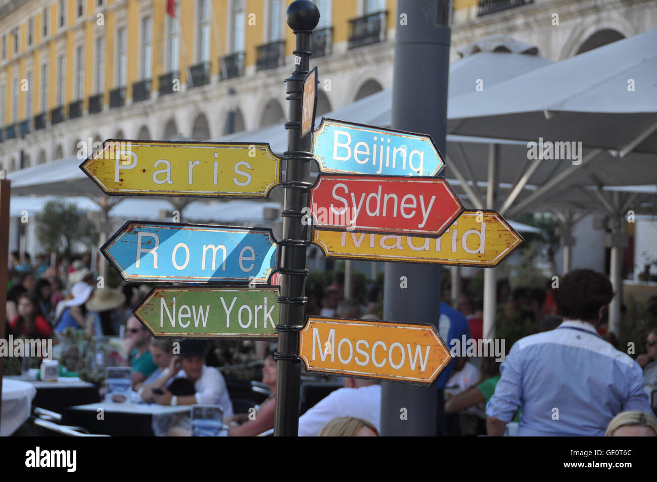 Rusty segno indicante le direzioni a Pechino, Sydney, Madrid, Parigi, Roma, New York e Mosca, da Lisbona, Portogallo Foto Stock