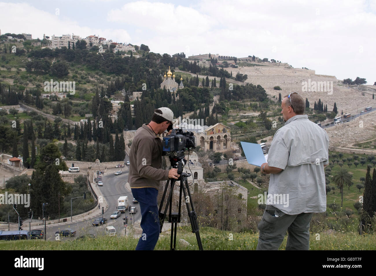 Due cameraman televisiva catturare il monte degli Ulivi, Israele Foto Stock