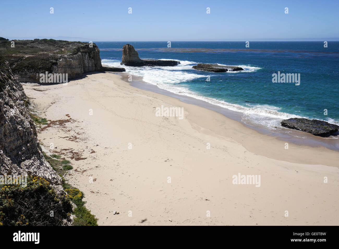 Spiaggia e scogliere sulla costa del Pacifico in California Foto Stock