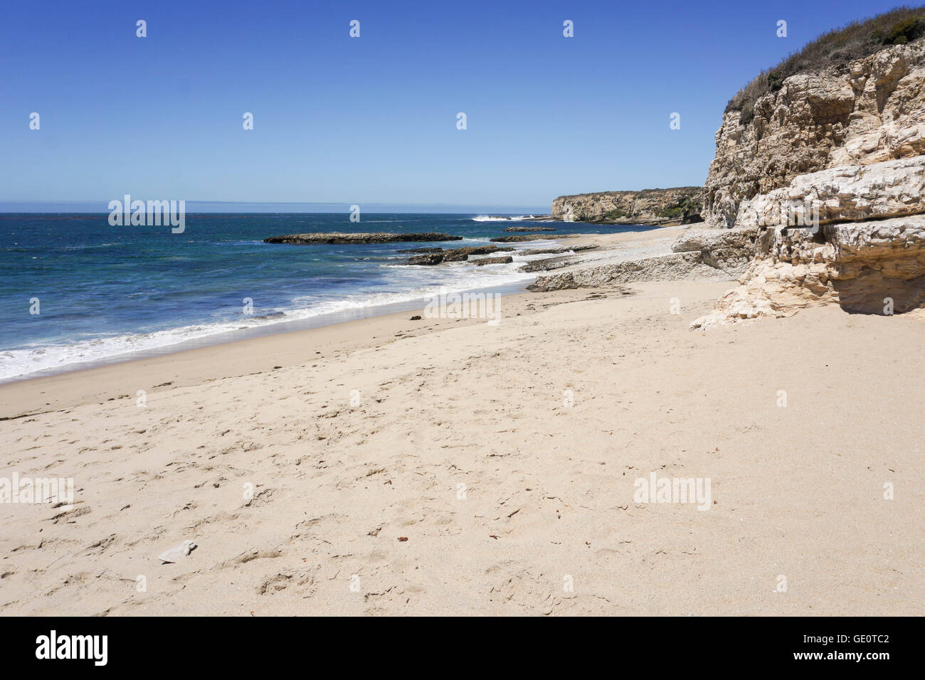 Spiaggia e scogliere sulla costa del Pacifico in California Foto Stock