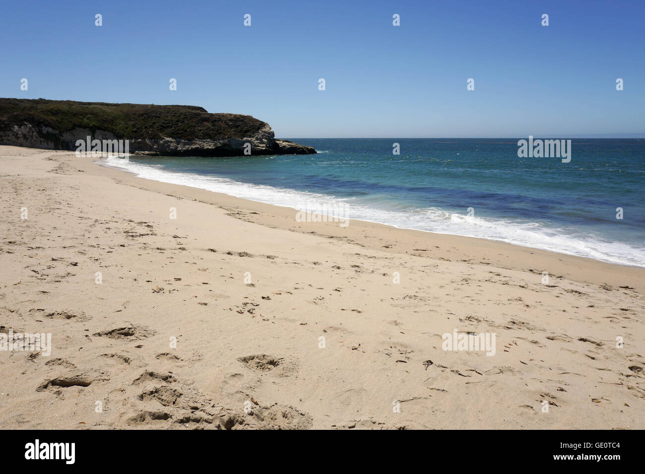 Spiaggia e scogliere sulla costa del Pacifico in California Foto Stock