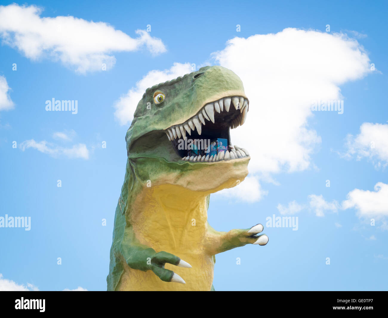 Il più grande del mondo di dinosauro - un 82-piedi (46 m) Alta Tyrannosaurus rex - sorge sopra Drumheller, Alberta, Canada. Foto Stock