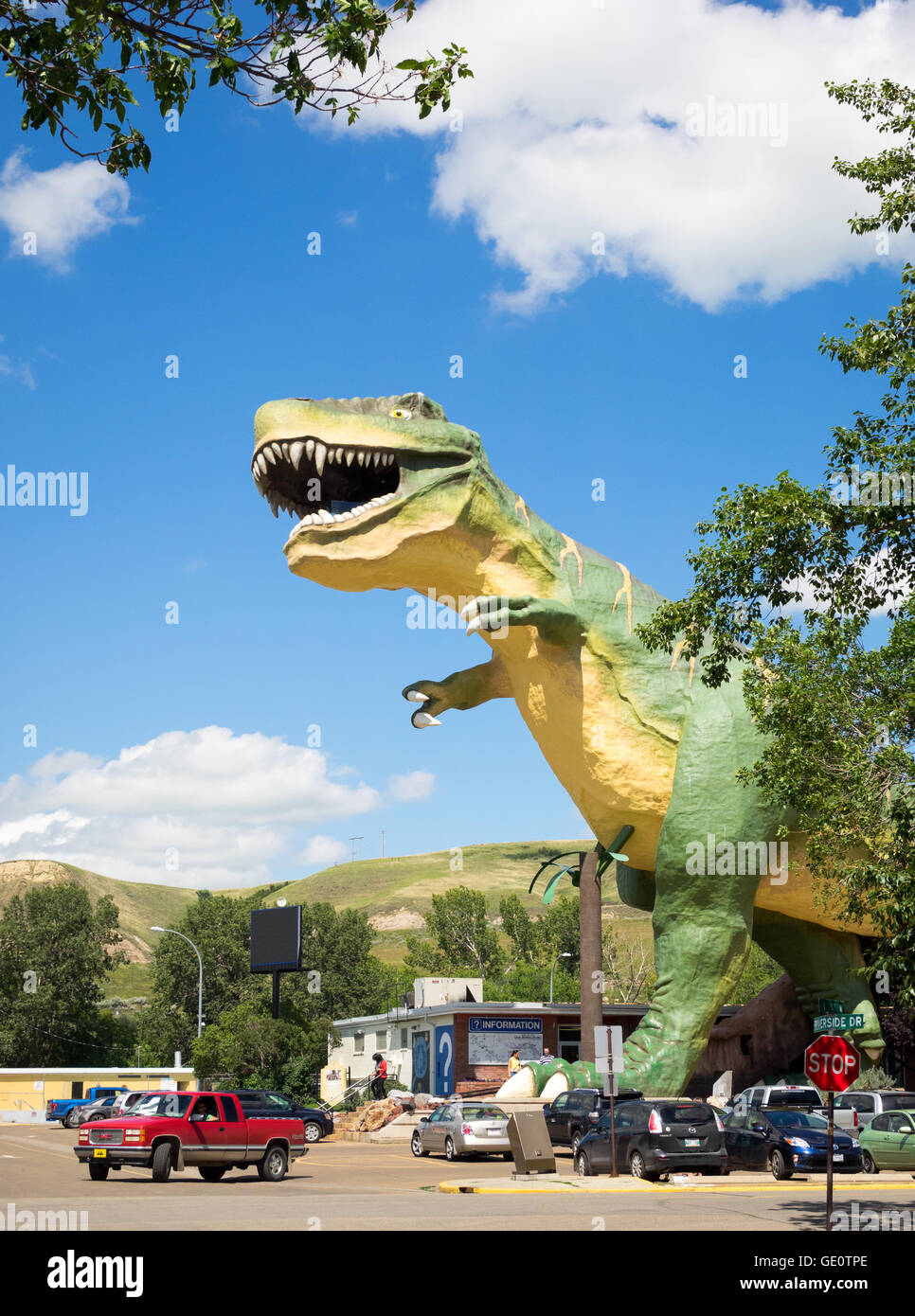 Il più grande del mondo di dinosauro - un 82-piedi (46 m) Alta Tyrannosaurus rex - sorge sopra Drumheller, Alberta, Canada. Foto Stock