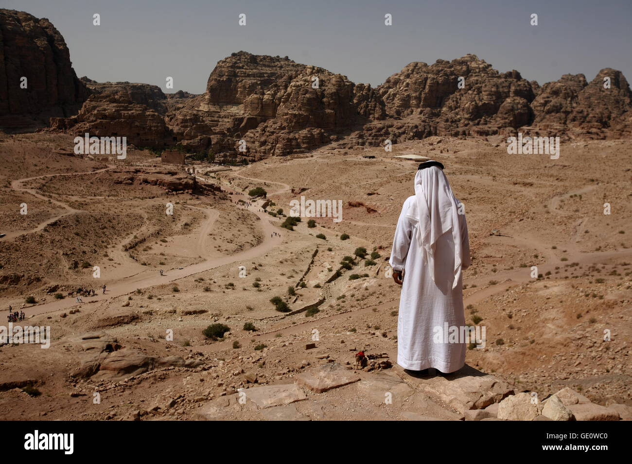 Il paesaggio presso il Royal Tobs nel tempio città di Petra in Giordania in medio oriente. Foto Stock