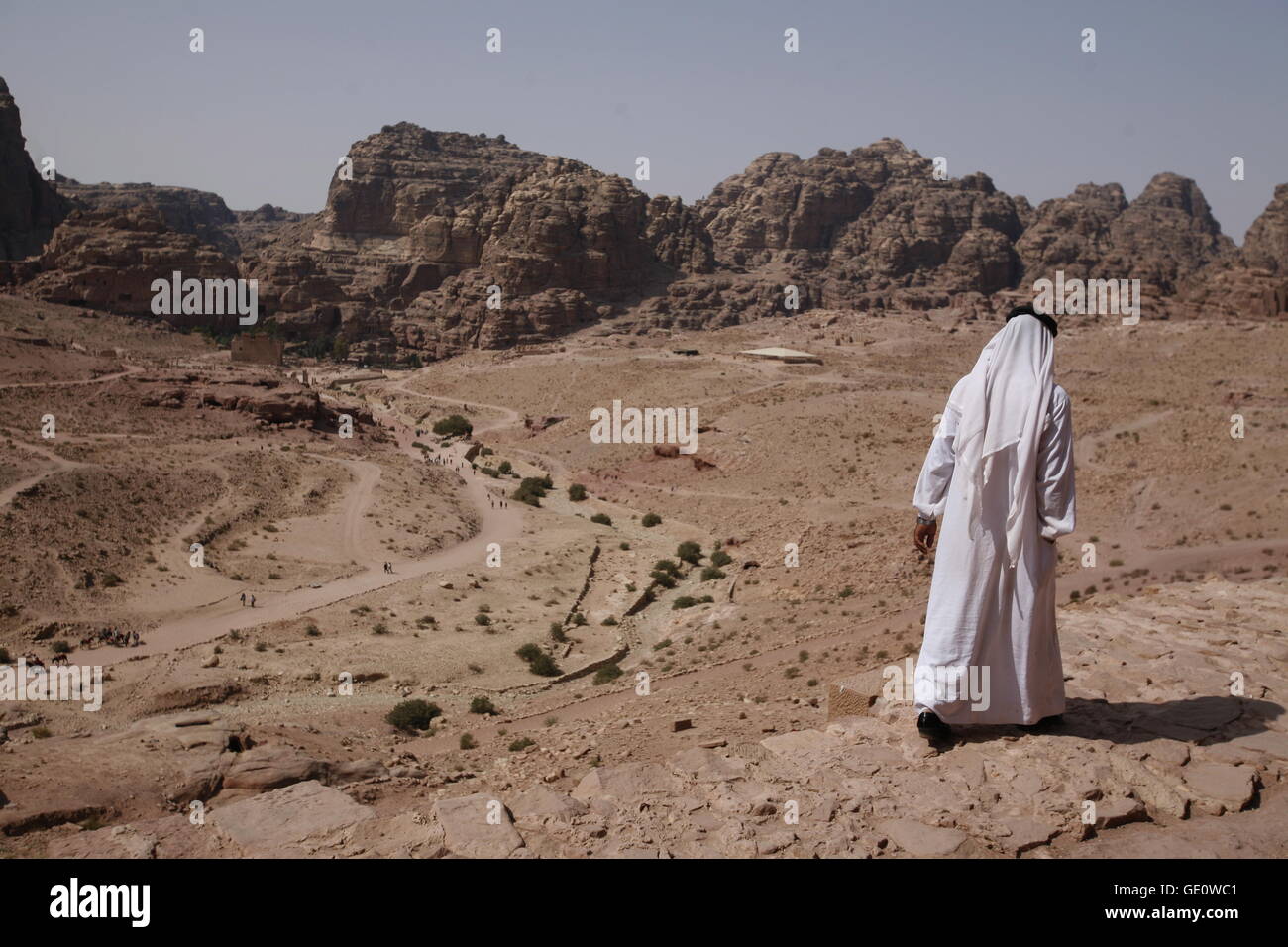 Il paesaggio presso il Royal Tobs nel tempio città di Petra in Giordania in medio oriente. Foto Stock