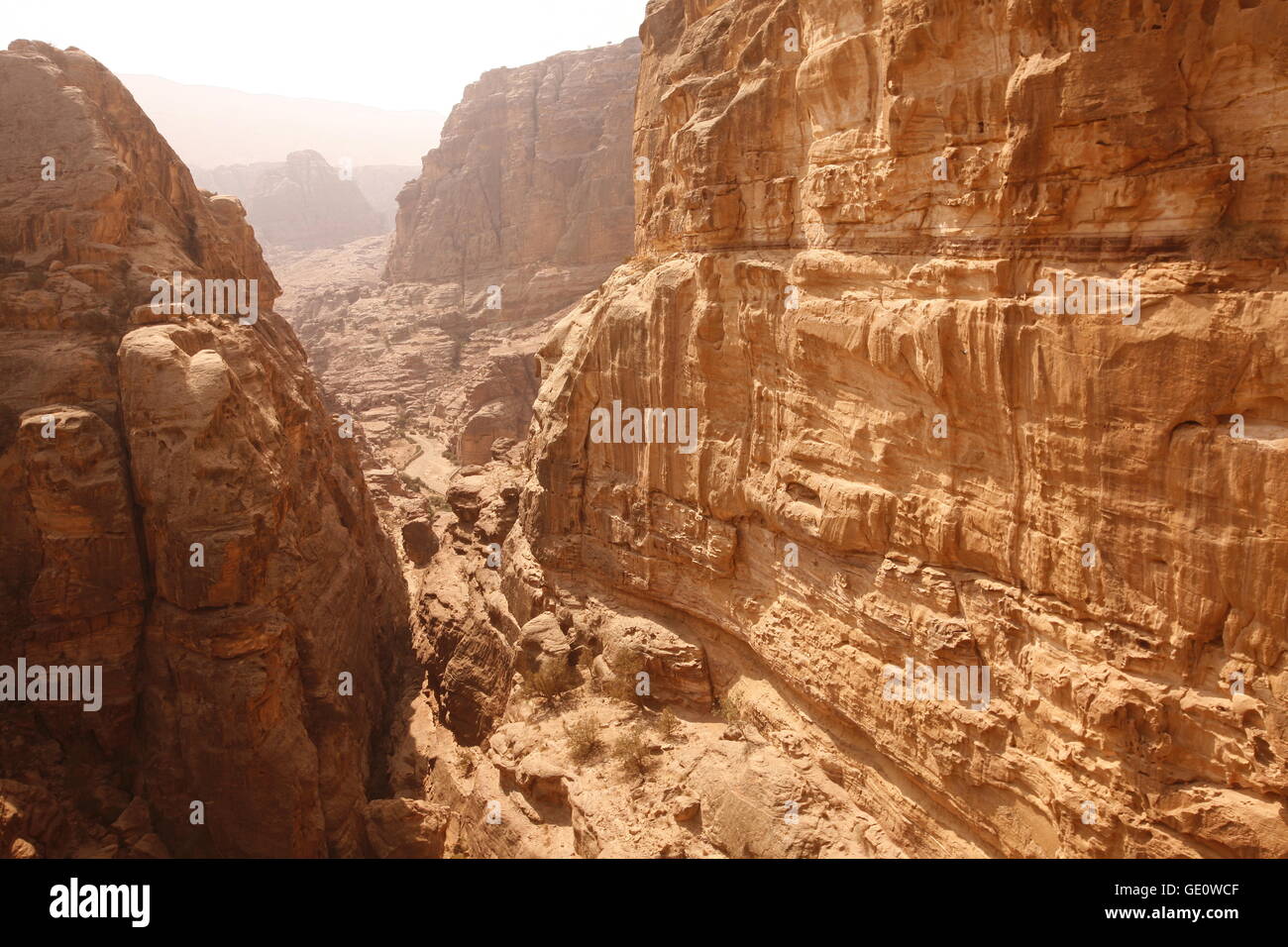 Il paesaggio nel tempio città di Petra in Giordania in medio oriente. Foto Stock