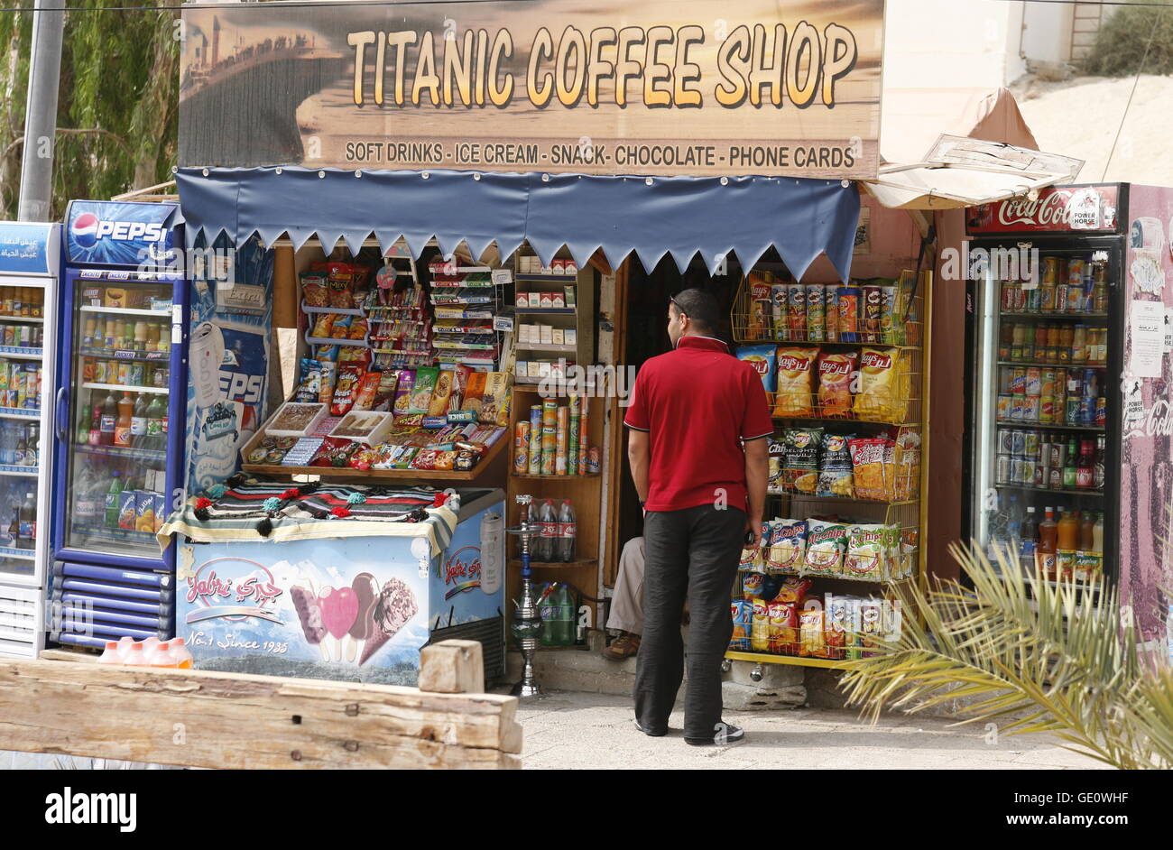 Un negozio nel villaggio di Wadi Musa vicino al Tempio città di Petra in Giordania in medio oriente. Foto Stock