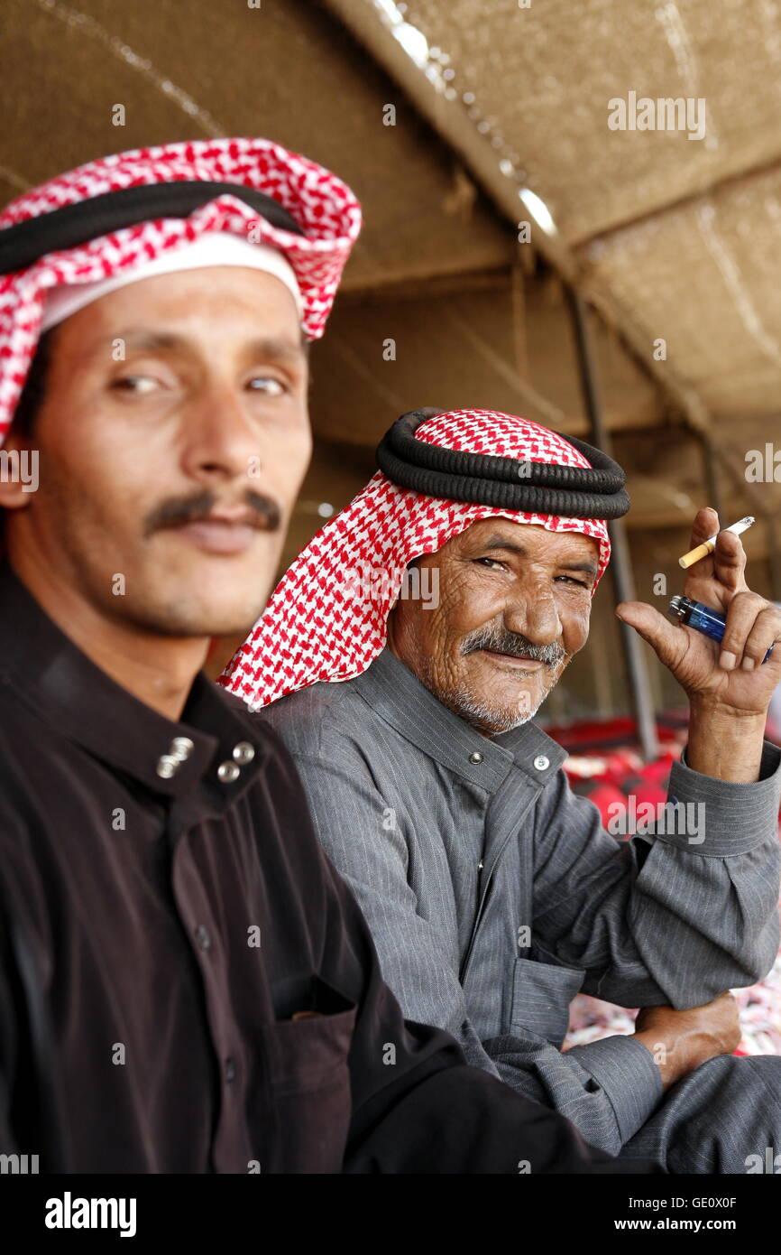 Beduine di uomini in Wadi Rum Desert in Giordania in medio oriente. Foto Stock