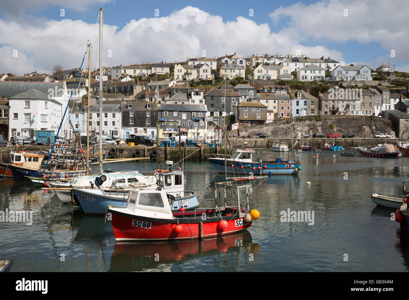 Barche da pesca nel porto di pescatori, Mevagissey, Cornwall, England, Regno Unito, Europa Foto Stock