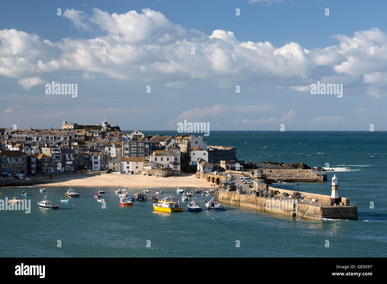 Vista della città vecchia e il porto con Smeatons Pier visto dal Malakoff, St Ives, Cornwall, England, Regno Unito, Europa Foto Stock