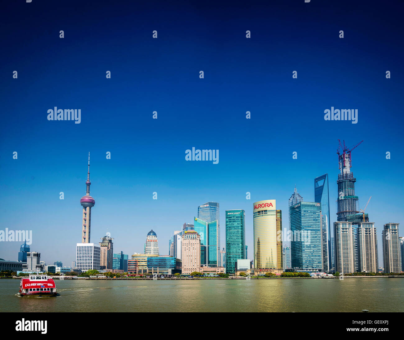 Shanghai Pudong skyline della città e del fiume locale ferry boat in Cina Foto Stock