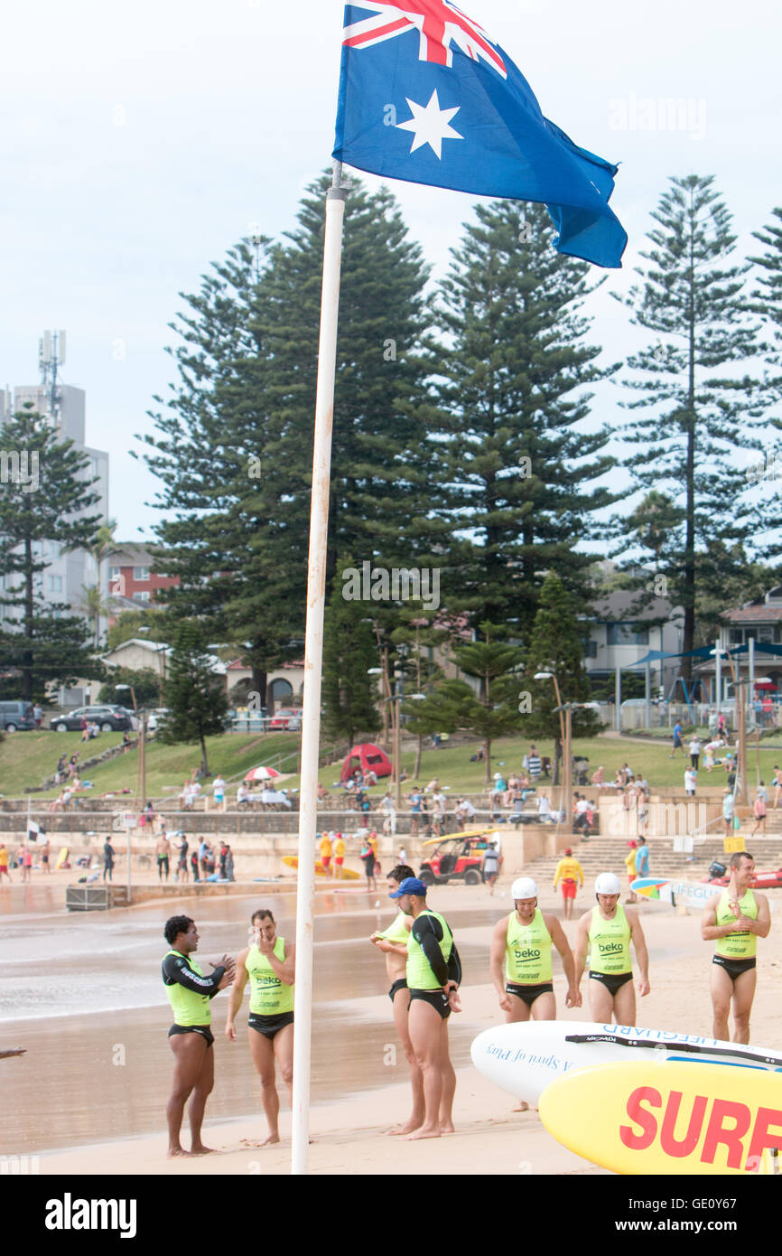 Tradizionale barca surf racing nell'Oceano thunder serie a Dee Why beach,Sydney , Australia Foto Stock