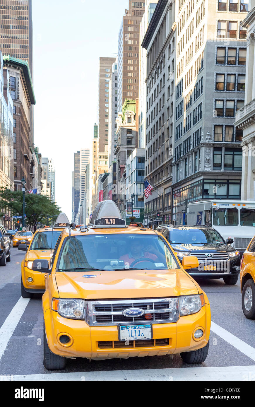 La città di New York, Stati Uniti d'America - Agosto 15, 2015: cabine City in attesa in un traffico su strada di Manhattan. Yellow Cab è uno dei simboli di NY. Foto Stock