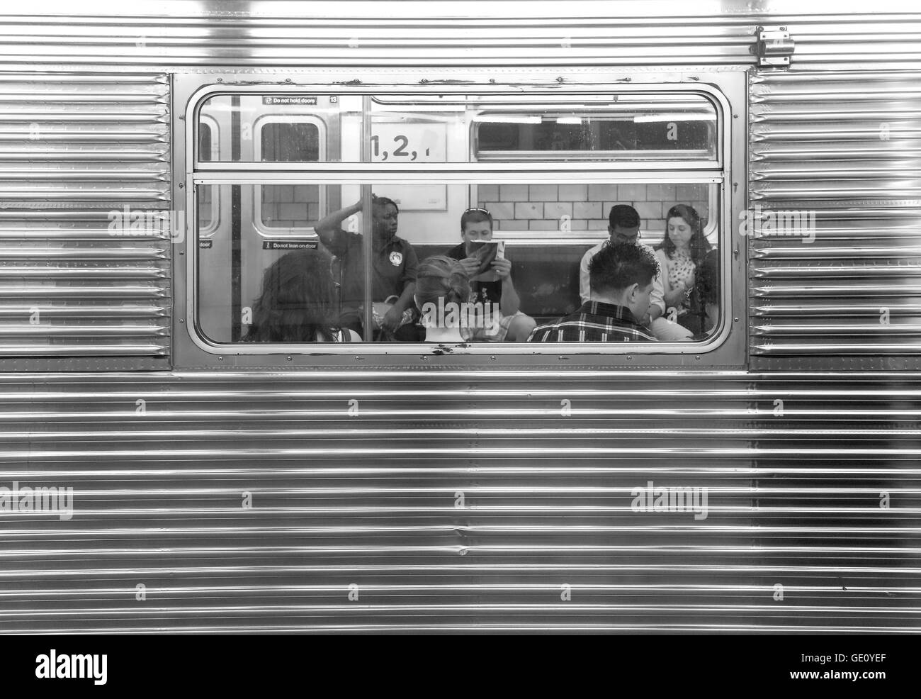 La gente seduta in un vagone della metropolitana visto attraverso la finestra sulla stazione Jay Street MetroTech. Foto Stock